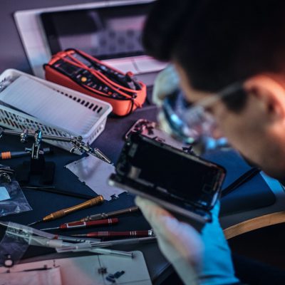 electronic-technician-repair-damaged-smartphone-in-the-workshop-e1621920272470.jpg